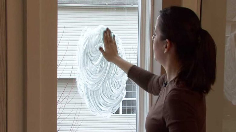 Mënyrë praktike e amvisave: Dritaret të shkëlqyeshme në çast – pa gjurmë dhe pa njolla (Video)