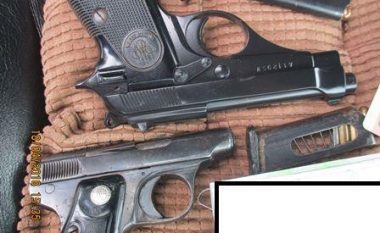 Policia konfiskon pesë revole, në tri raste të ndara