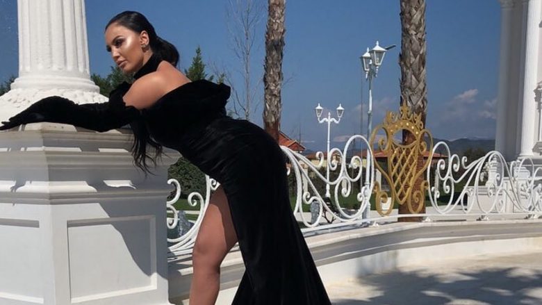 Genta Ismajli elegante dhe atraktive në xhirimet e klipit të ri “Zemra thyet”
