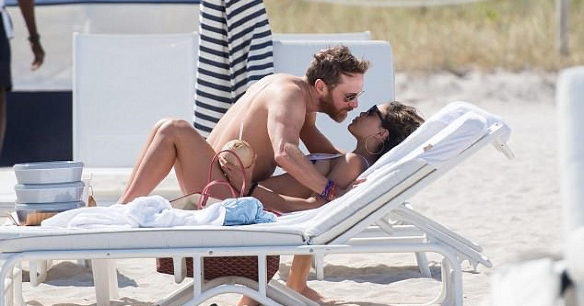 David Guetta shkëmben puthje pasionante me të dashurën.