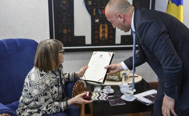 Haradinaj nderon Natasha Kandiqin me “Hartën e artë të Kosovës” 