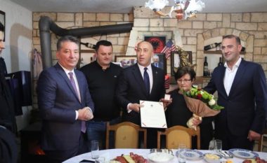 Haradinaj feston Pashkët në familjen e mikut të ndjerë