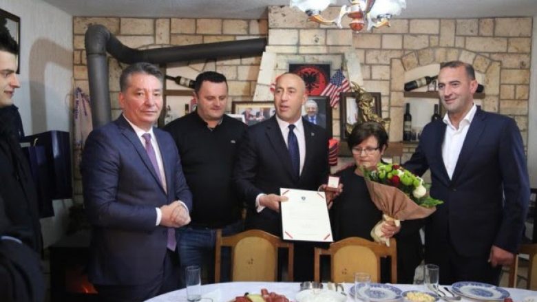 Haradinaj feston Pashkët në familjen e mikut të ndjerë