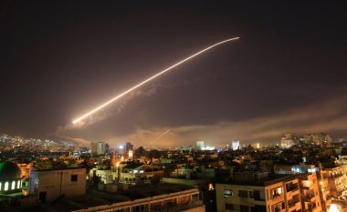 SHBA dhe aleatët nisin sulmet në Siri (Video)