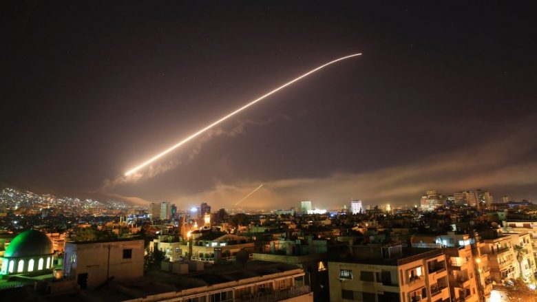 SHBA dhe aleatët nisin sulmet në Siri (Video)