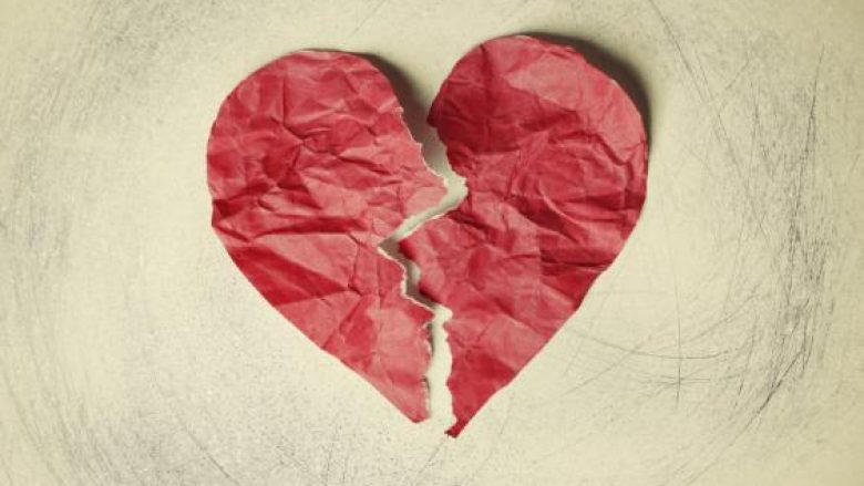 Sindromi i “Zemrës së Thyer” është i vërtetë: Po, mund të vdisni nga ndarja me partnerin!