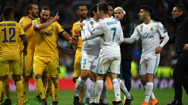 Derisa protestohej për penalltinë e dhënë, disa lojtarë të Juventusit tentonin dëmtimin e pikës së bardhë