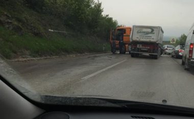 Vetaksidentohet një kamion në magjistralen Prishtinë-Pejë