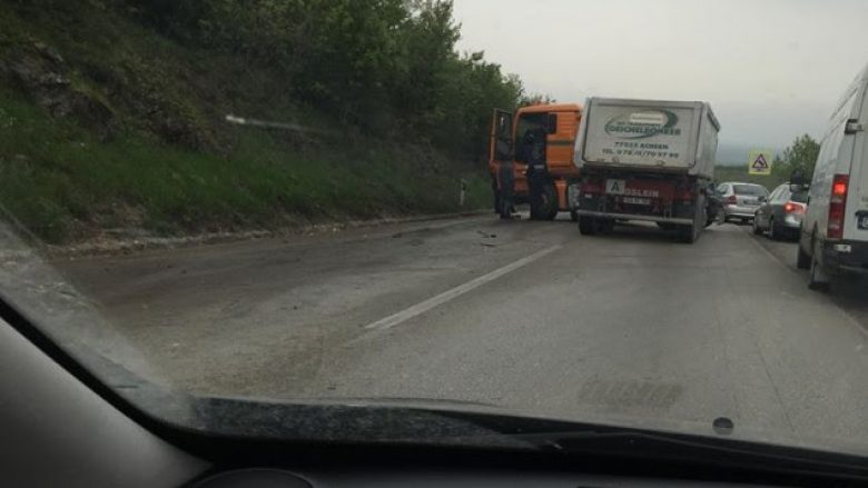 Vetaksidentohet një kamion në magjistralen Prishtinë-Pejë