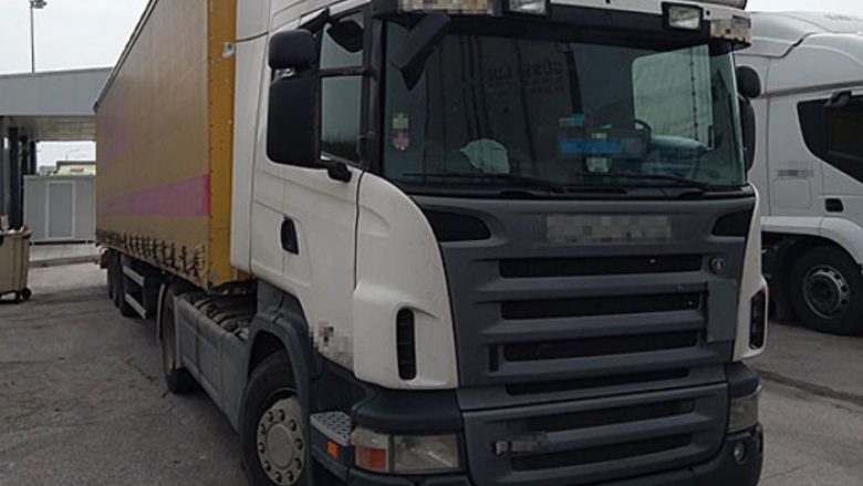 Shtatë refugjatë gjenden në kamionin që vinte nga Greqia në Kosovë