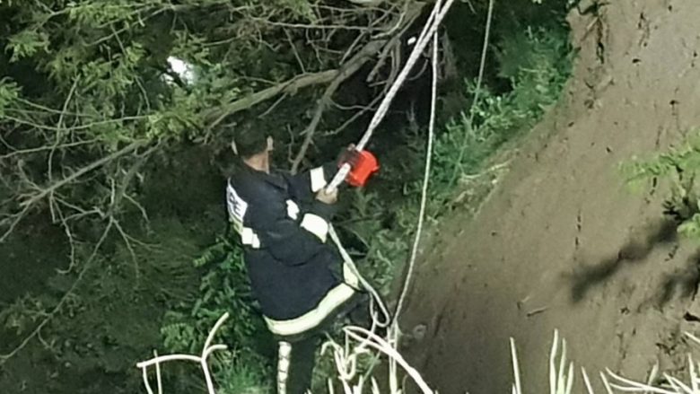 Rifillojnë kërkimet për dy policët e zhdukur në lumin Lepenc