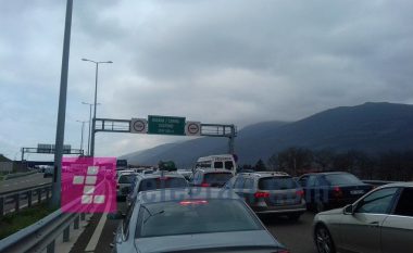 Kolonë e gjatë automjetesh në pikëkalimin Kosovë-Shqipëri (Foto)