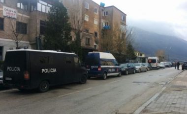 Arrestime masive në Kukës, familjarët rrethojnë komisariatin