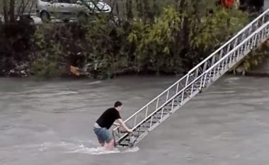 Rreziku nga rritja e nivelit të ujit në Lumbardh – djaloshi 19 vjeçar ndihmohet nga zjarrfikësit për të dalë nga lumi (Video)