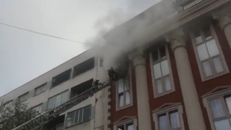 Kanë filluar hetimet për shpërthimin e zjarrit në Ministrinë e Drejtësisë të Maqedonisë