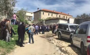 Nga dasma në mort: Lot e dhimbje në varrimin e kushërinjve (Video)