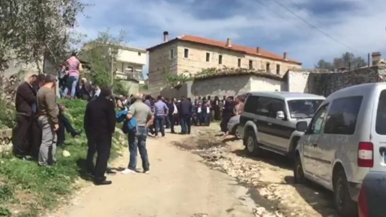 Nga dasma në mort: Lot e dhimbje në varrimin e kushërinjve (Video)