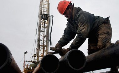 Nafta e papërpunuar po tregtohet me 56.97 dollarë për fuçi