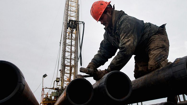 Nafta e papërpunuar po tregtohet me 56.97 dollarë për fuçi