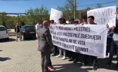 Në Rahovec qytetarë dhe tifozë të shumtë protestuan për palestrën që s’u përfundua që një dekadë
