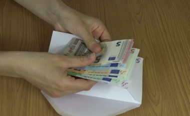 I thonë se do ta punësojnë, ia marrin 200 euro