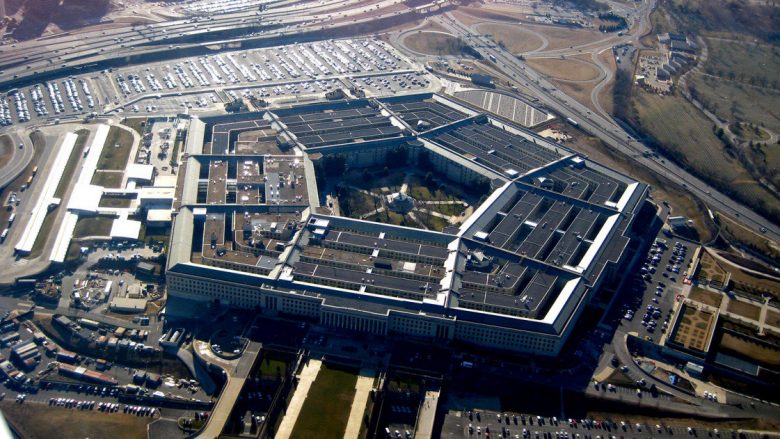 Amazon padit Pentagonin për kontratën 10 miliardëshe me Microsoftin