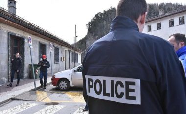 Francezët kalojnë të armatosur në Itali, tensione në kufi