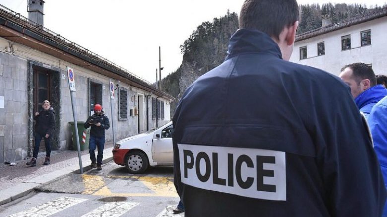 Francezët kalojnë të armatosur në Itali, tensione në kufi