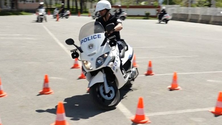 Policët trajnohen për patrullim me skuterë (Video)