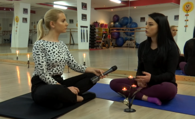 Praktikimi i jogas dhe dobitë e kësaj disipline të sqaruara nga Yllka Abdullahu në Modë me Renatën (Video)
