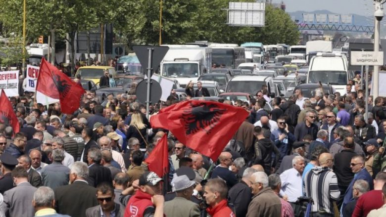 Policia e shpall të paligjshme protestën e opozitës në Shqipëri