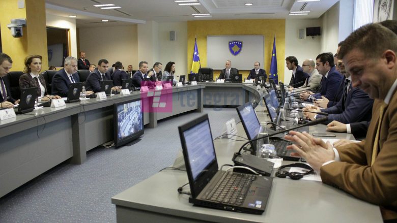 Qeveria miratoi platformën për dialogun Kosovë-Serbi