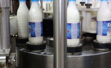 Ankohen fermerët e qumështit në Maqedoni, janë të pakënaqur me çmimin që u ofrohet për grumbullim