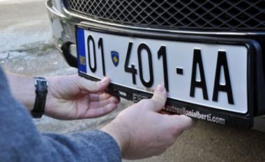 Serbët e Kosovës i ri-regjistrojnë automjetet, i vendosin targat “KS” dhe “RKS”