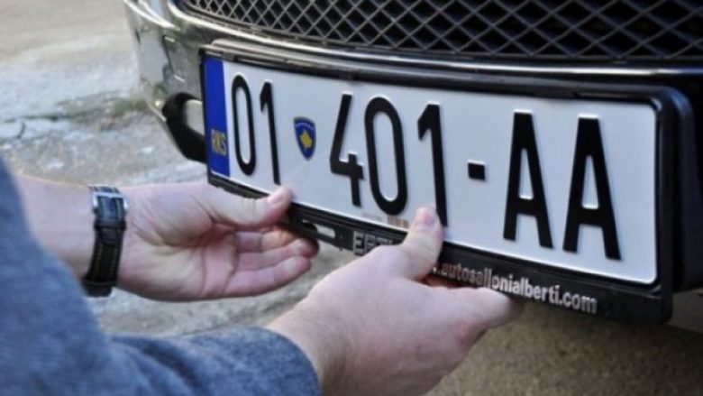 Serbët e Kosovës i ri-regjistrojnë automjetet, i vendosin targat “KS” dhe “RKS”