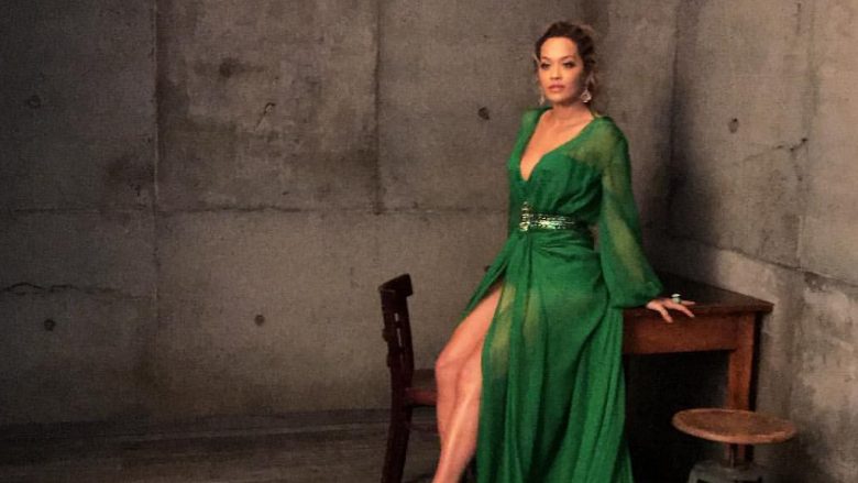 Rita Ora shkëlqen në fustanin e gjelbër, rrëmben vëmendjen me dukjen e saj atraktive në Berlin