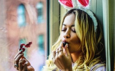 Rita Ora pozon si ‘lepurushja atraktive’ e Pashkëve