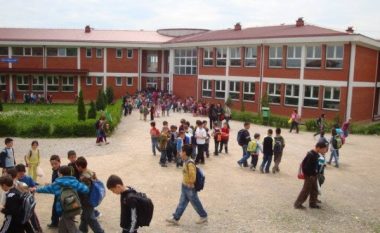 Mësimdhënësit kosovarë ankohen për kushte të këqija, thonë se rajoni po avancon përkundër tyre