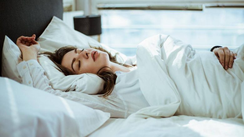 Si të bëni një gjumë të shkëlqyeshëm natën, sipas ekspertëve