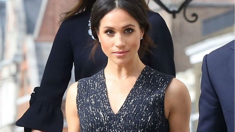 Meghan Markle sërish thyen kodin e veshjes së pallatit mbretëror britanik