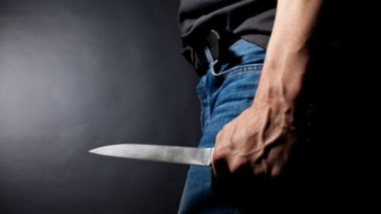 Therret me thikë një femër në Prishtinë
