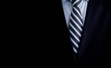 Këshilla për xhentëlmenët: Udhërrëfyes për lidhjen e kravatës dhe fjongos