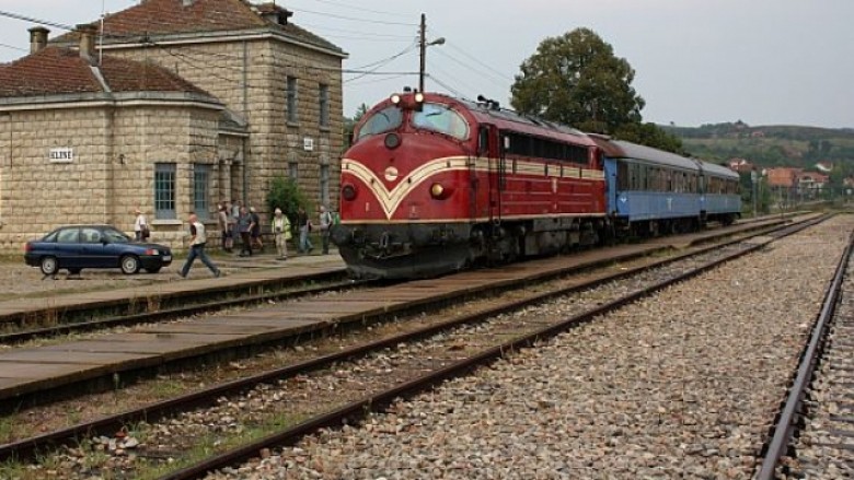 Udhëtarët pritën gati një orë në Veles derisa të ftohen motorët e trenit