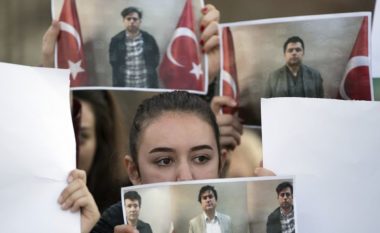 Reagon BE: Deportimi i turqve vë në pikëpyetje respektimin e procesit ligjor