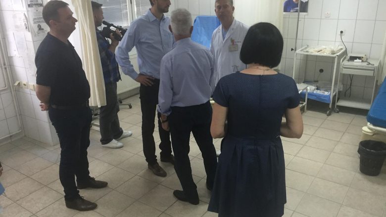 Ministri Ismajli premton mbështetje financiare për Spitalin e Gjilanit