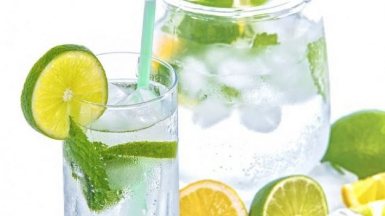 Përfitimet shëndetësore nga uji me limon