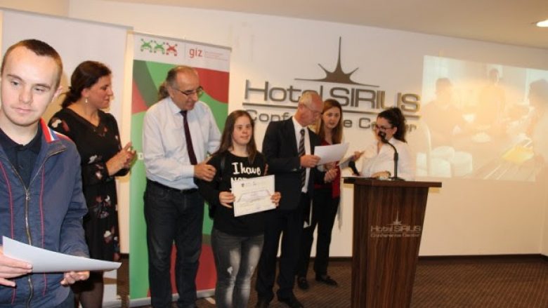 Ndahen certifikata për të rinjtë e Shoqatës Down Syndrome Kosova