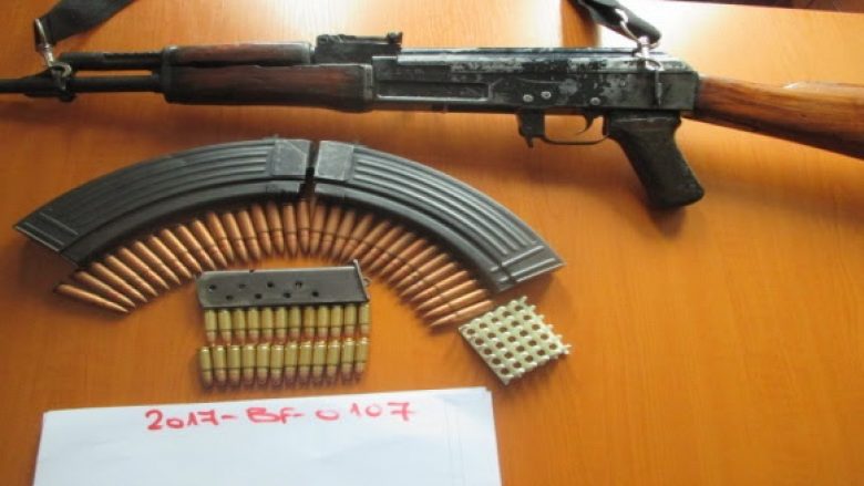 Bastisje në Skenderaj, konfiskohen tri armë (Foto)