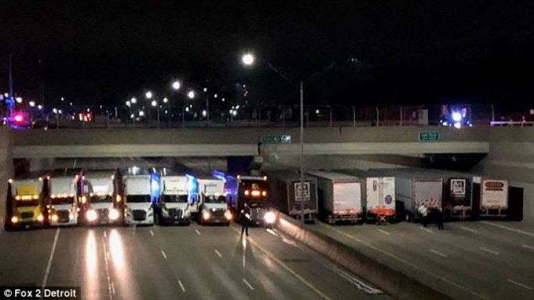 Policia amerikane vendosi 13 kamionë nën një mbikalim, për të parandaluar një vetëvrasje (Foto/Video)
