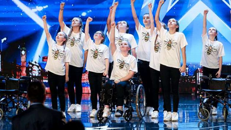 Adoleshentja e hendikepuar që i mbijetoi sulmit në Mançester, emocionon jurinë e spektaklit “Britain’s got talent”